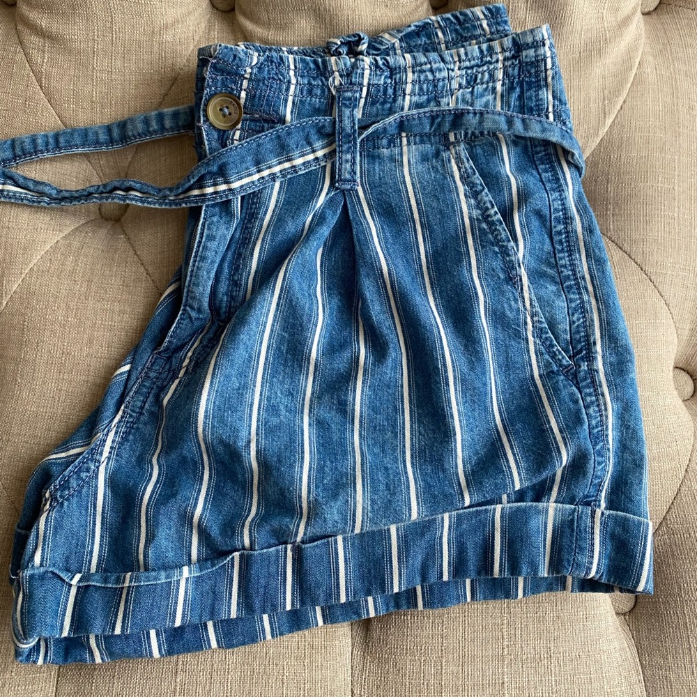 AMERICAN EAGLE STRIPED SHORTS